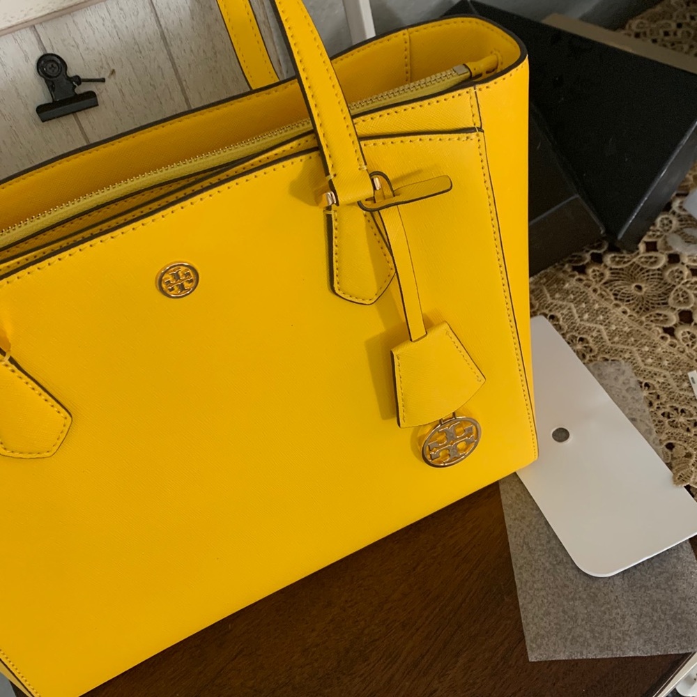 HP🎊Tory butch 💝 Robinson Saffiano Leather Tote - Picture 8 of 14